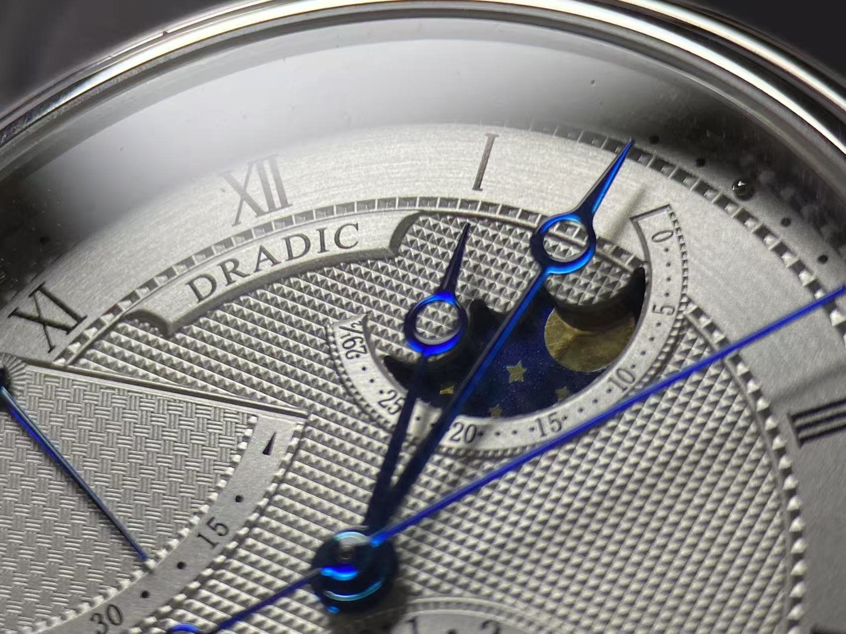 Lüks Ay Evresi Göstergeli Güç  - Guilloché Dial Watch incelemesi ve fiyatı